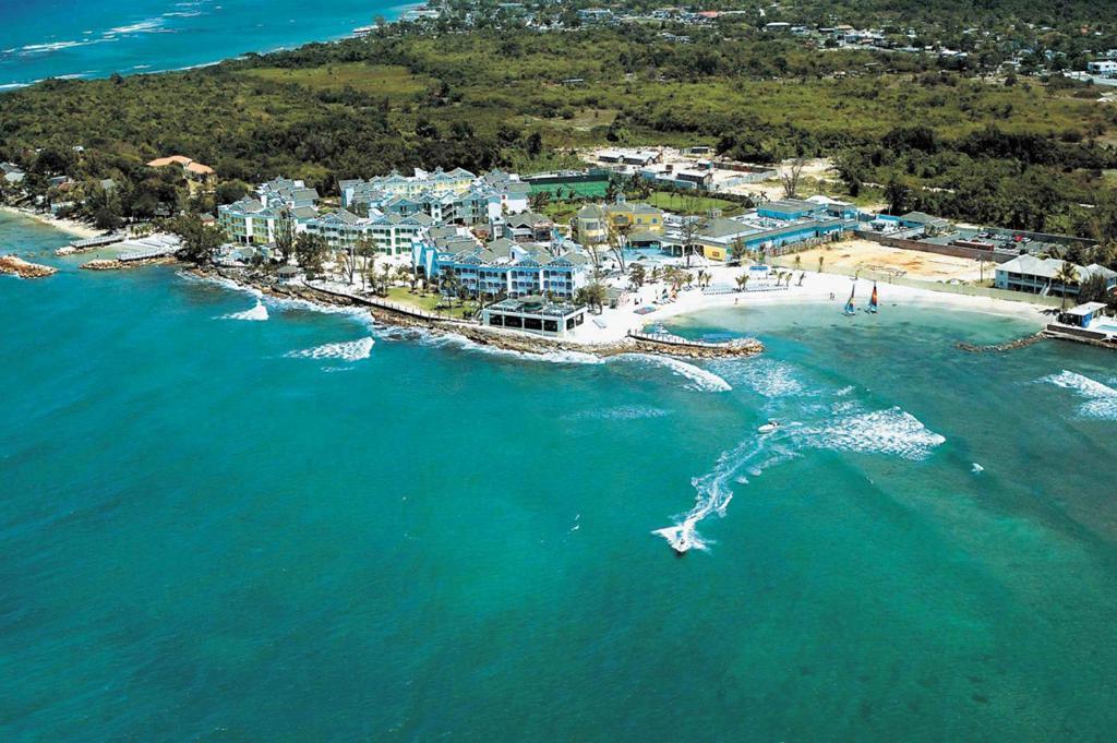 Decameron Club Caribbean Runaway Bay, Ramada All-Inclusive Resort Exterior photo